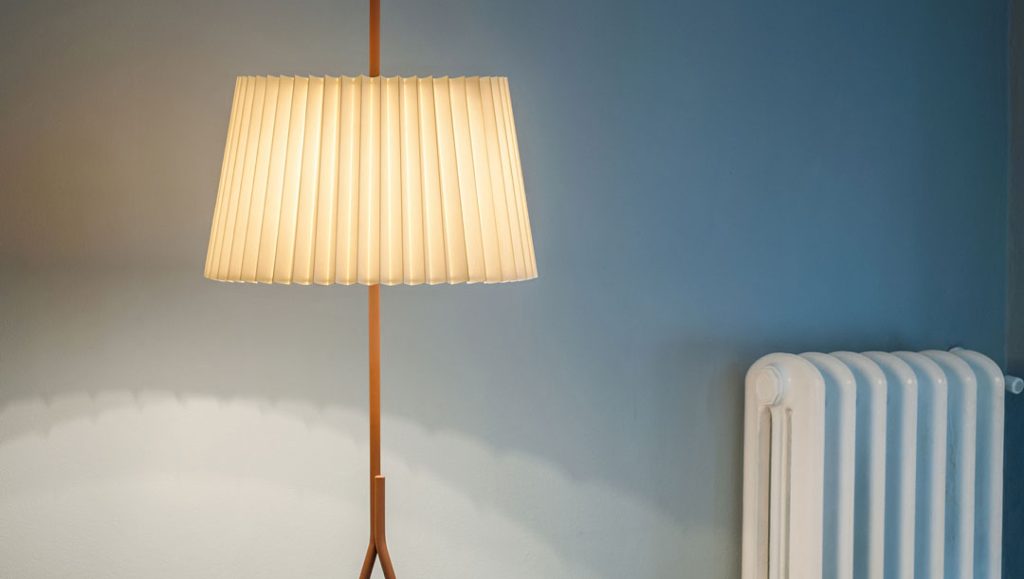 Fliegenbein floor lamp: Julius Kalmar's 1957 design, a harmonious blend of slender and voluminous shapes.