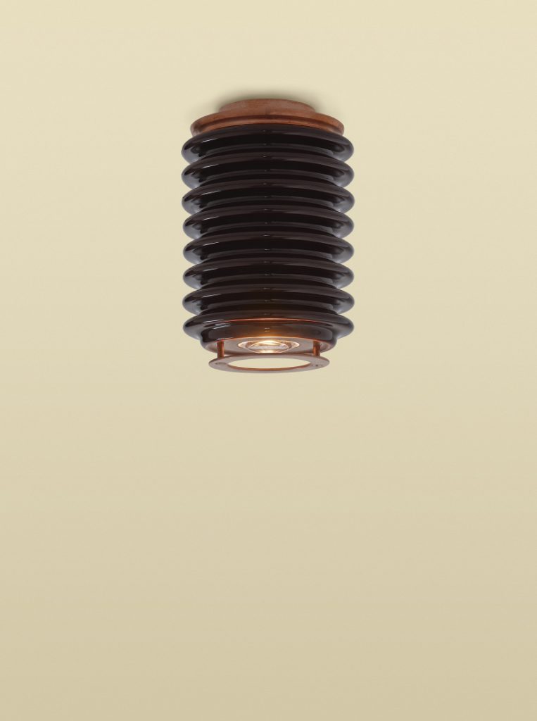 Modular ceramic fixture: Black & brass blend in a sleek, versatile design by Nicolo Taliani.